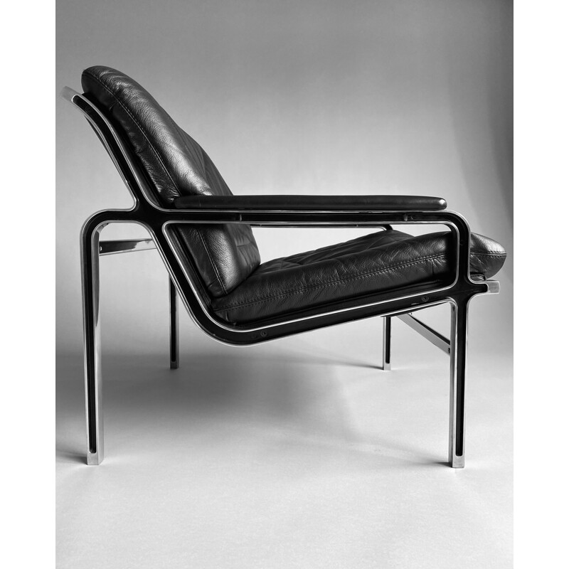 Vintage Aluline fauteuil in zwart leer van Andre VandenBeuck, 1960
