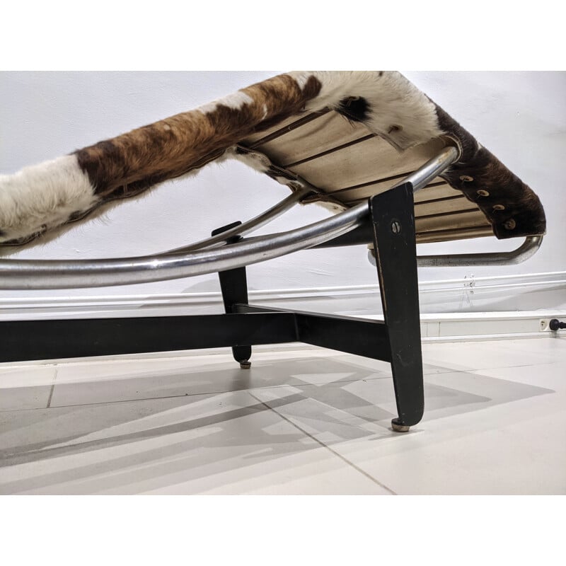 LC4 vintage lounge chair in animal skin by Le Corbusier and Charlotte Perriand for Whonbedarf