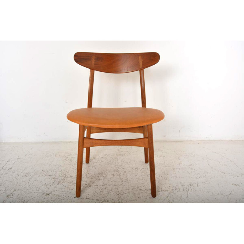 Set of 6 vintage CH30 oakwood and beige leather chairs by Hans Wegner for Carl Hansen & Son