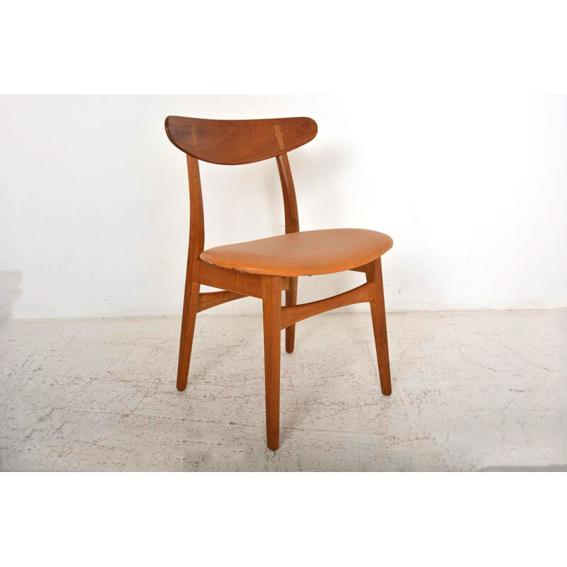 Set of 6 vintage CH30 oakwood and beige leather chairs by Hans Wegner for Carl Hansen & Son