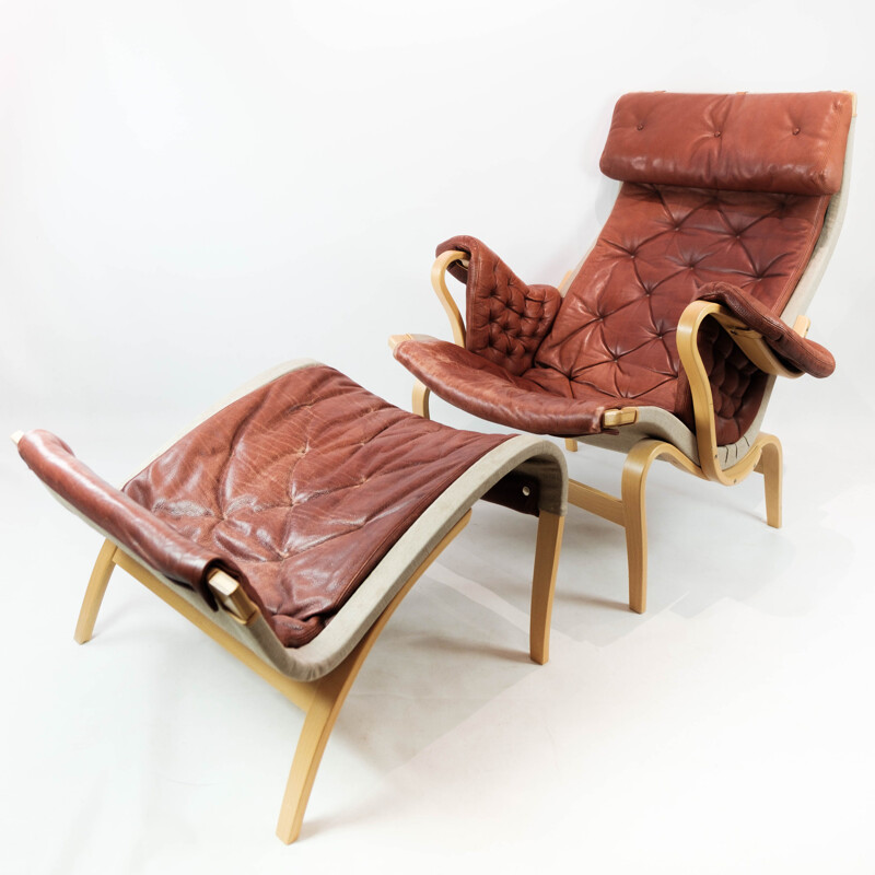 Fauteuil lounge avec ottomane vintage Pernilla en cuir rouge par Bruno Mathsson, 1970