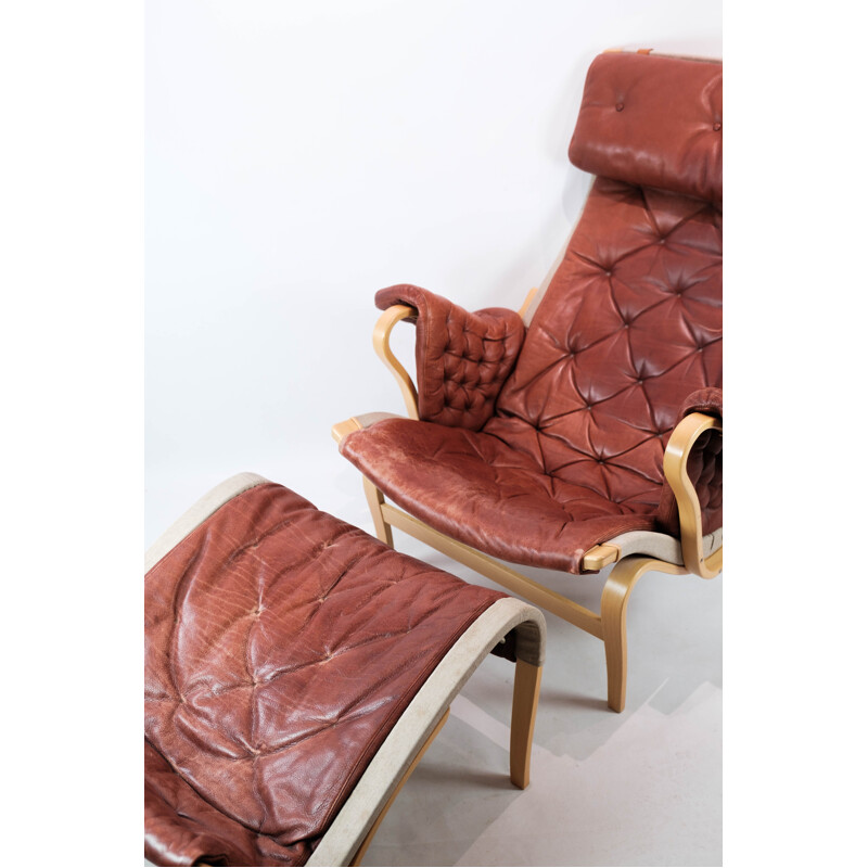 Fauteuil lounge avec ottomane vintage Pernilla en cuir rouge par Bruno Mathsson, 1970