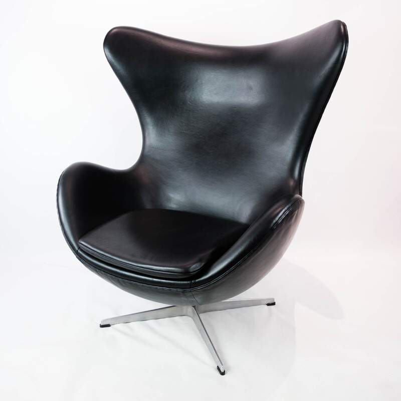 Sillón vintage Egg modelo 3316 en cuero negro de Arne Jacobsen para Fritz Hansen, 1958