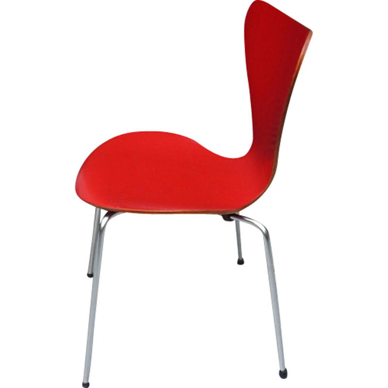 Stuhl "3107" aus rotem Sperrholz, Arne JACOBSEN - 1955