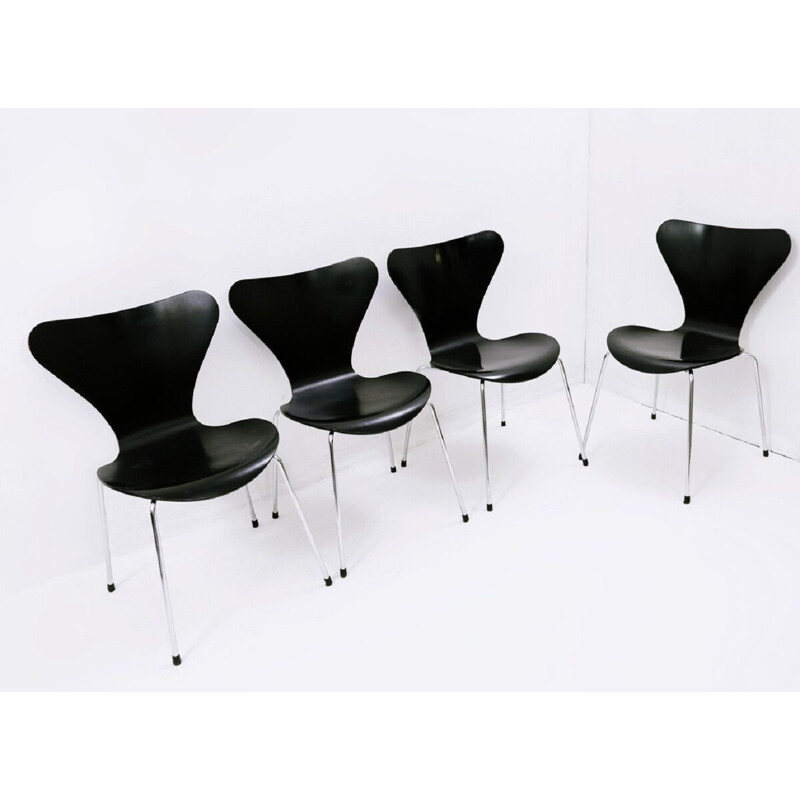 Set of 4 black vintage chairs by Arne Jacobsen for Fritz Hansen