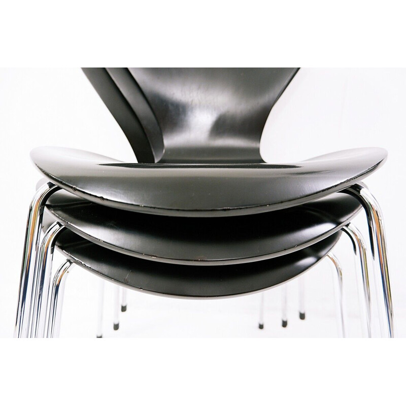 Set of 4 black vintage chairs by Arne Jacobsen for Fritz Hansen