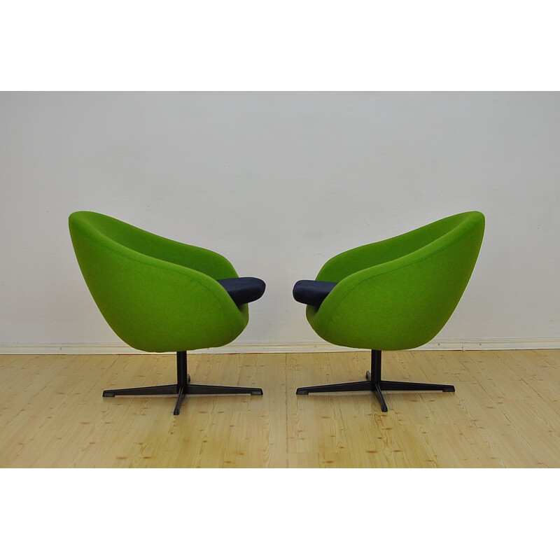 Pair of vintage Shell green wool armchairs on a swivel leg, 1960s