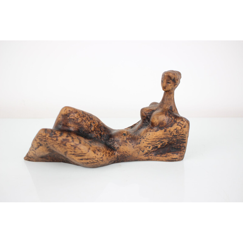 Sculpture vintage en argile cuite émaillée représentant une femme nue assise, Tchécoslovaquie 1960