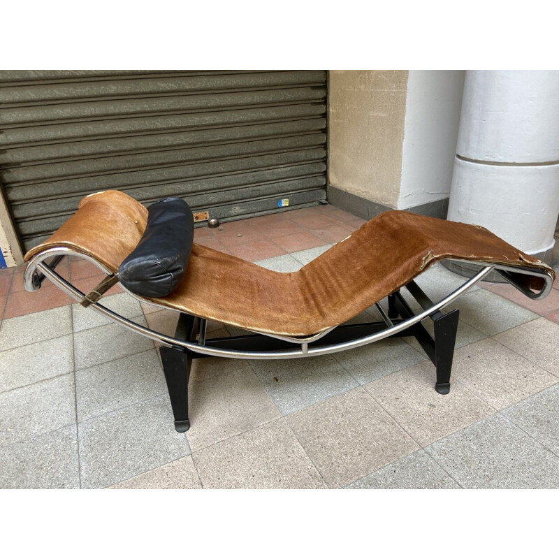 LC4 vintage lounge chair in beige cowhide and grained leather by Le Corbusier, 1966