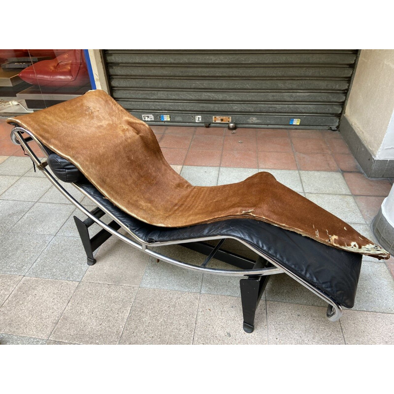 LC4 vintage lounge chair in beige cowhide and grained leather by Le Corbusier, 1966