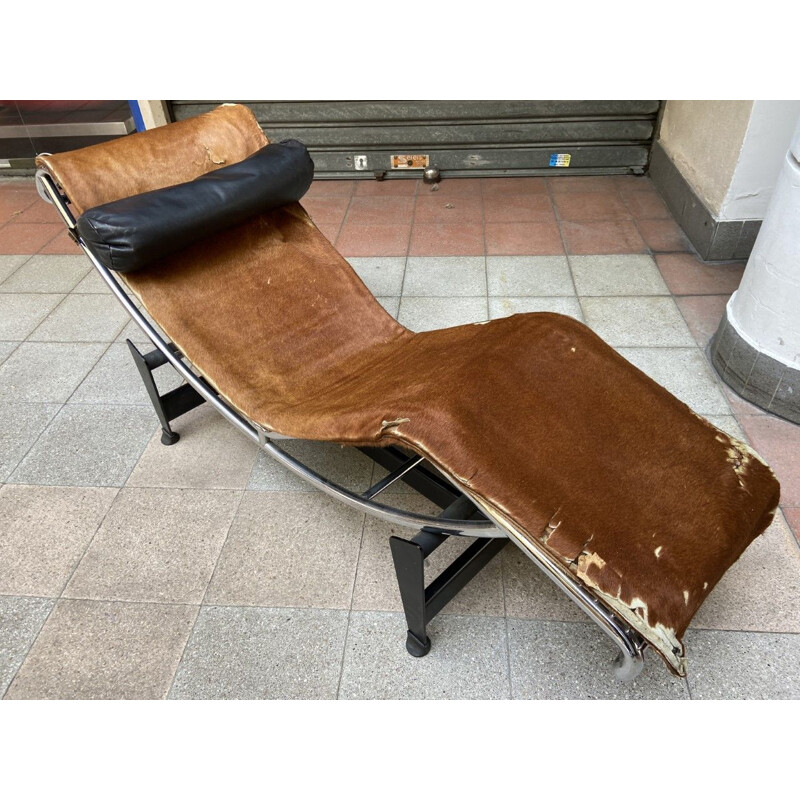 LC4 vintage lounge chair in beige cowhide and grained leather by Le Corbusier, 1966