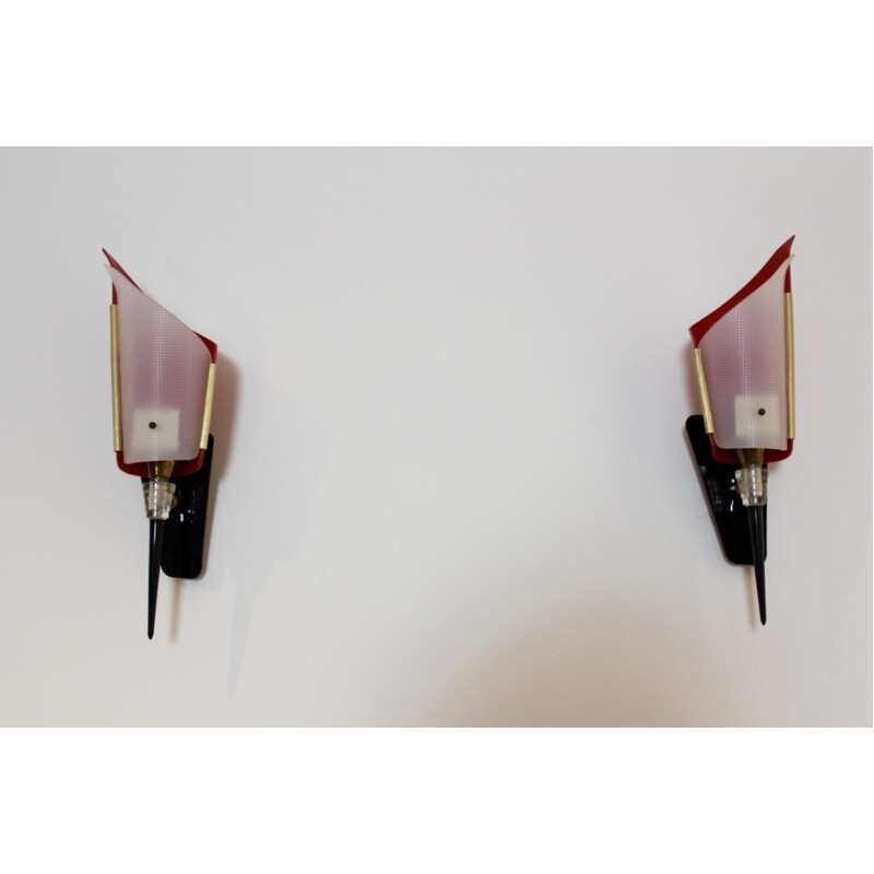 Pair of Italian Stilnovo wall lamps in red plastic and brass - 1950s