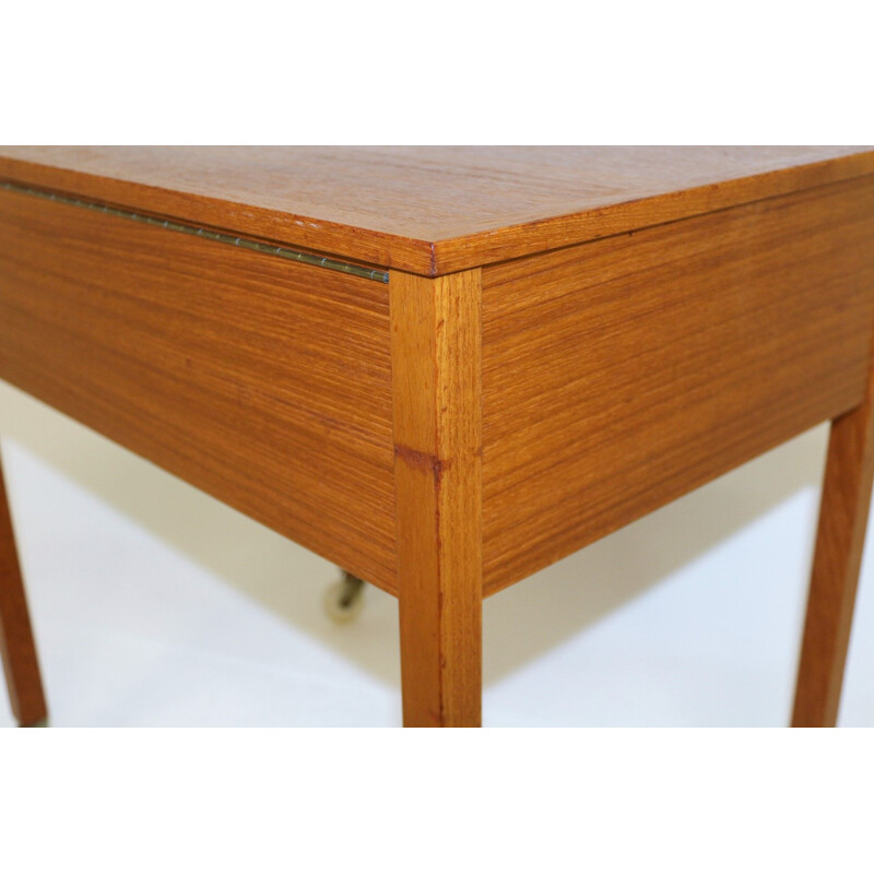 Table d'appoint vintage en teck avec des roulettes, Suède 1960