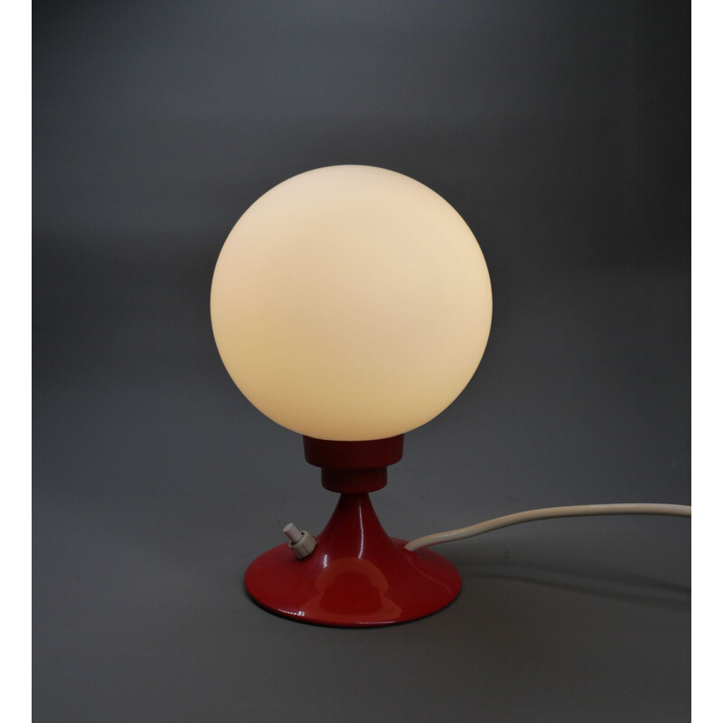 Lampe de table de l'ère spatiale avec base en forme de trompette rouge, Allemagne 1960