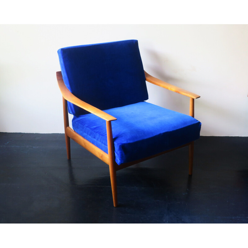 Fauteuil vintage en velours bleu avec dossier incurvé et coussins à ressorts, 1960