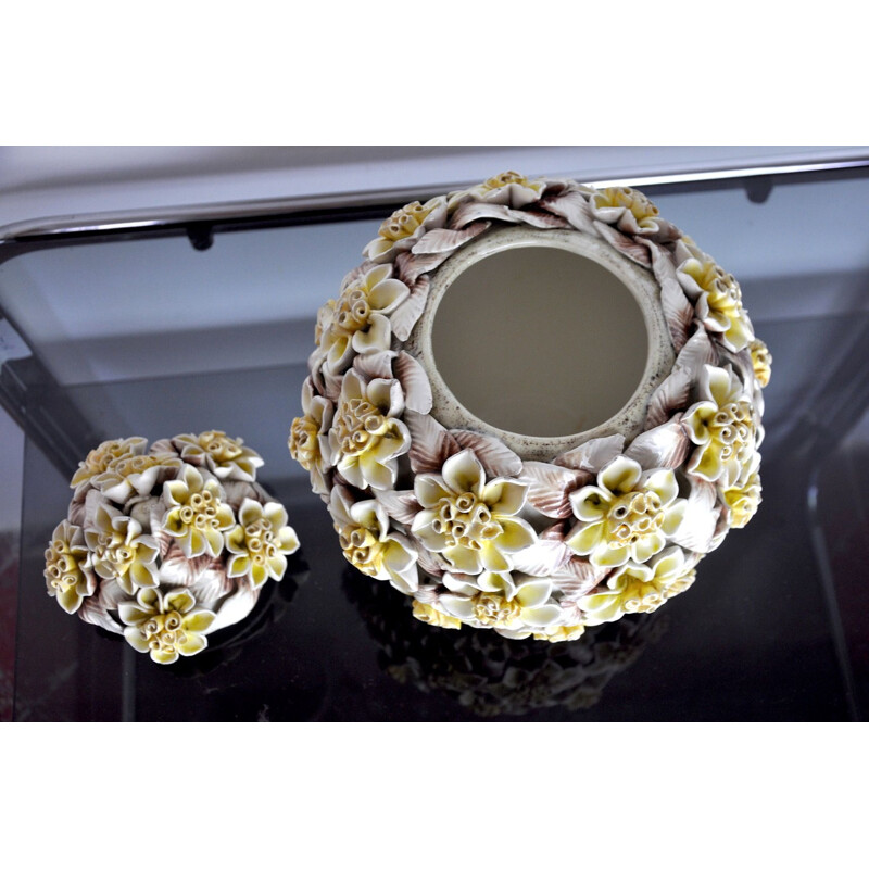 Jarrón vintage de cerámica con flores de Manises, España 1970