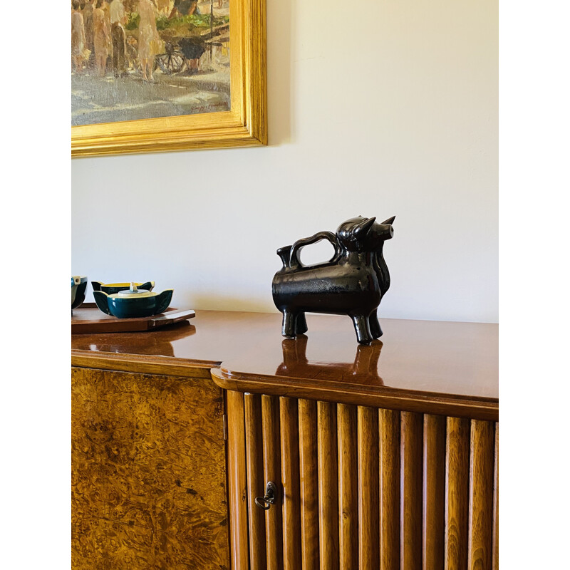 Escultura de un cántaro de época en forma de toro, Francia 1970