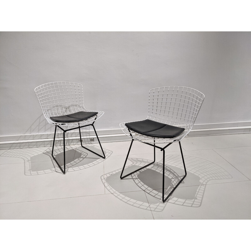 Pair of vintage white metal chairs by Harry Bertoia for Knoll, 1970