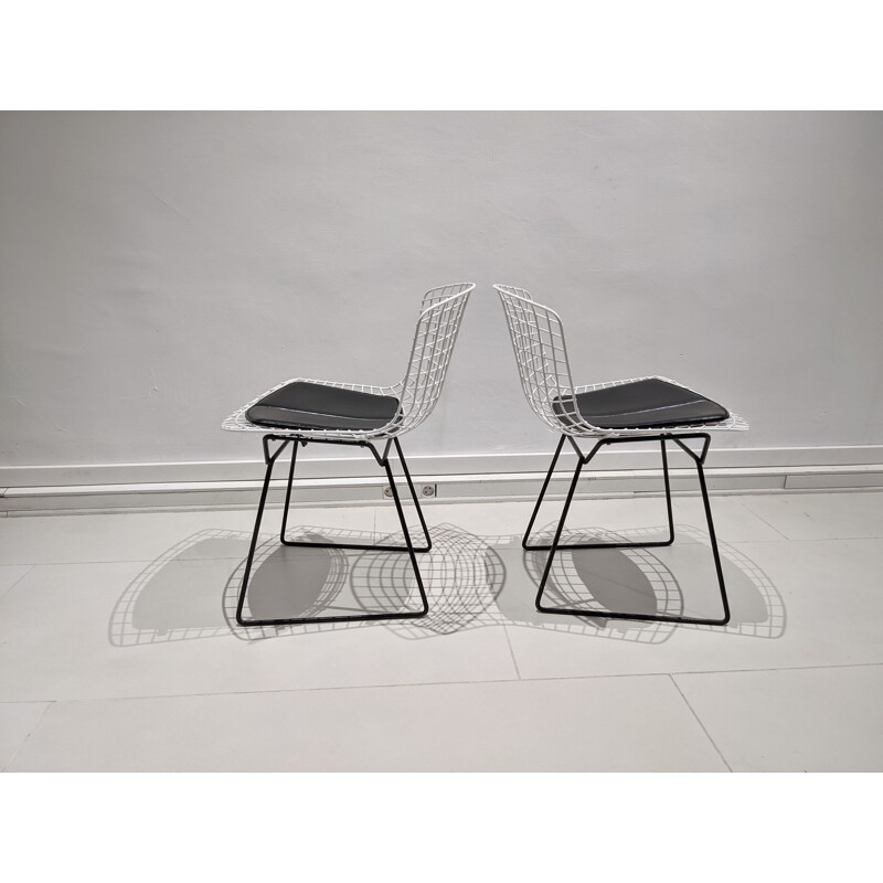 Pair of vintage white metal chairs by Harry Bertoia for Knoll, 1970