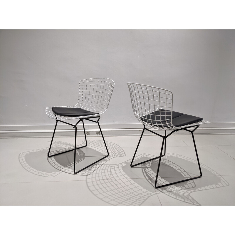 Pair of vintage white metal chairs by Harry Bertoia for Knoll, 1970