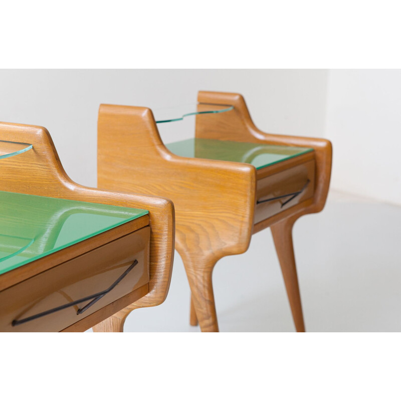 Paire de tables de chevet vintage en bois de chêne avec plateau en verre vert, Italie 1950