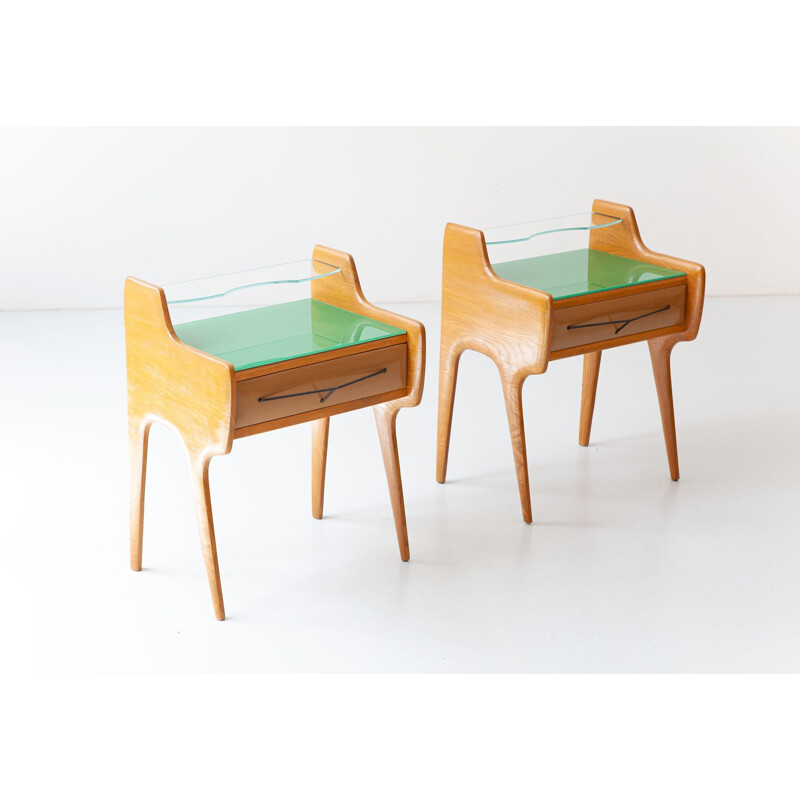 Paire de tables de chevet vintage en bois de chêne avec plateau en verre vert, Italie 1950