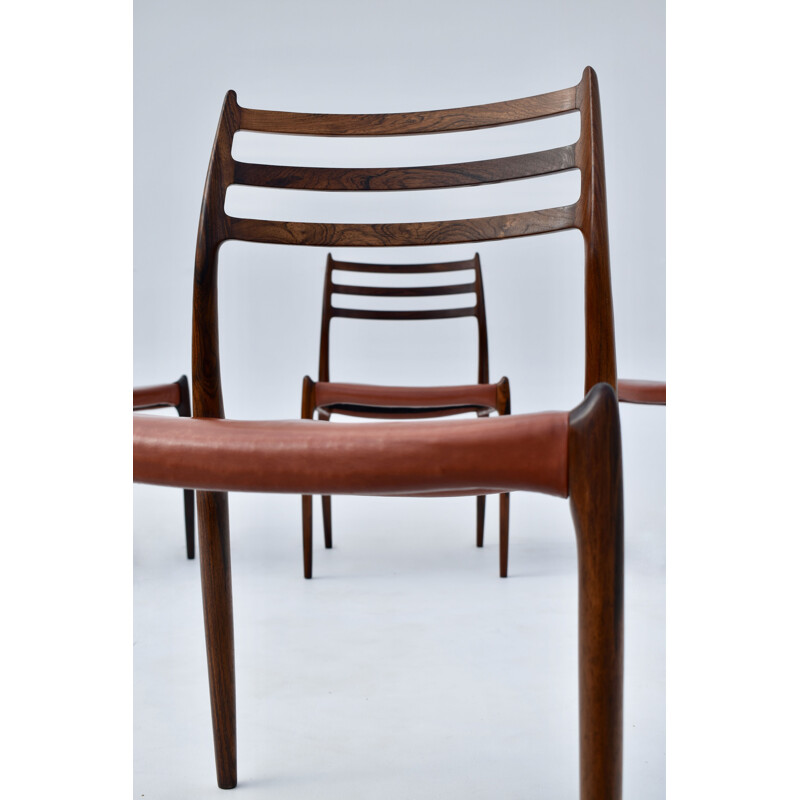 Ensemble de 4 chaises vintage en palissandre brésilien modèle 78 avec cuir original Niels Moller 1960