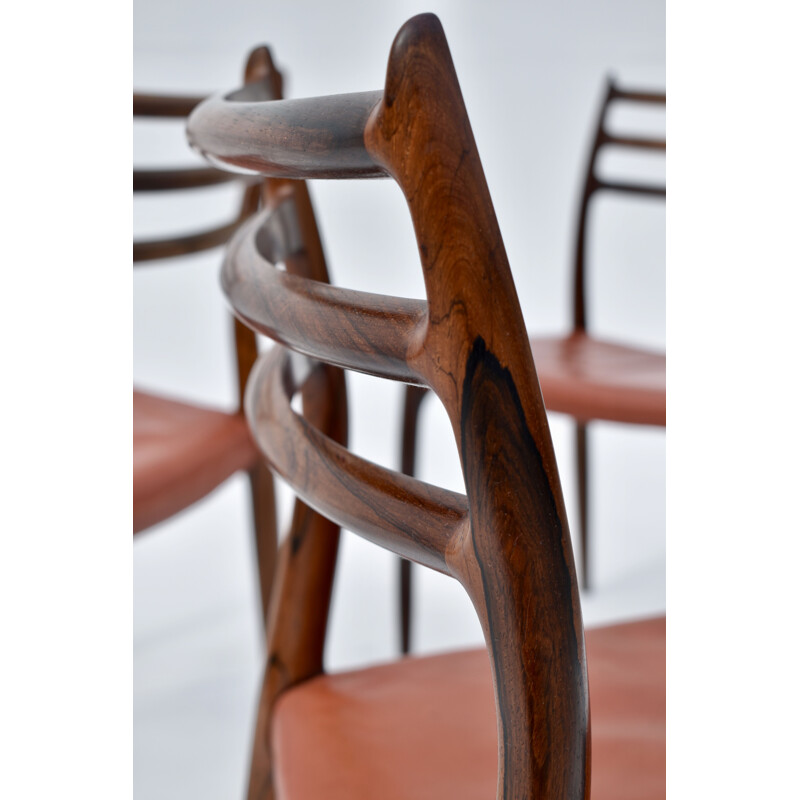 Ensemble de 4 chaises vintage en palissandre brésilien modèle 78 avec cuir original Niels Moller 1960