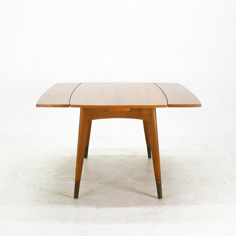 Extendable dining table in walnut - 1950s
