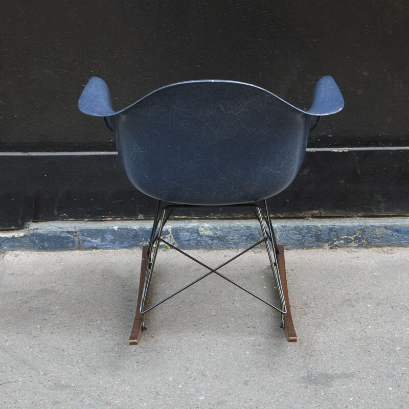 Chaise à bascule vintage RAR navy blue de Charles & Ray Eames par Herman Miller