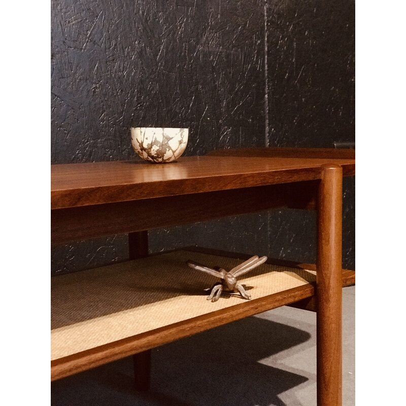 Table basse danoise vintage en teck avec un support en rotin, 1960