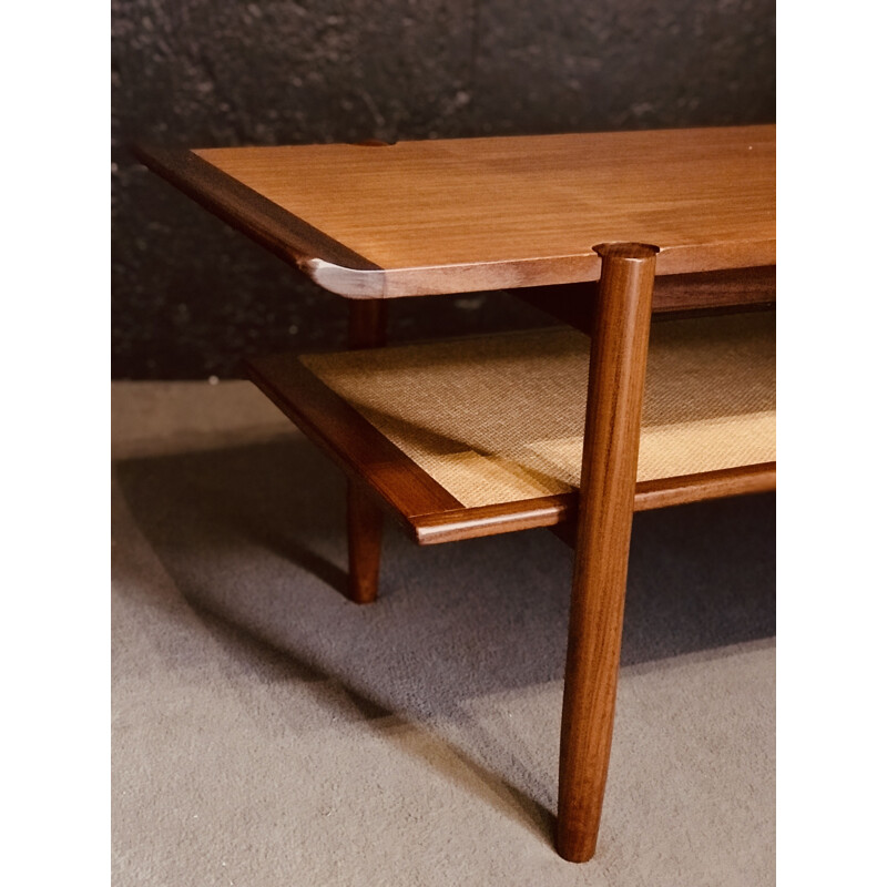 Table basse danoise vintage en teck avec un support en rotin, 1960