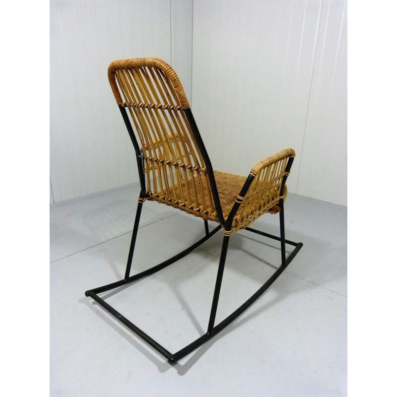 Chaise à bascule en rotin et métal laqué noir - 1950