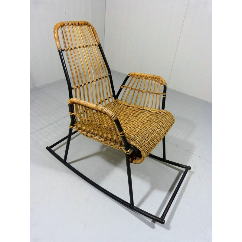Chaise à bascule en rotin et métal laqué noir - 1950