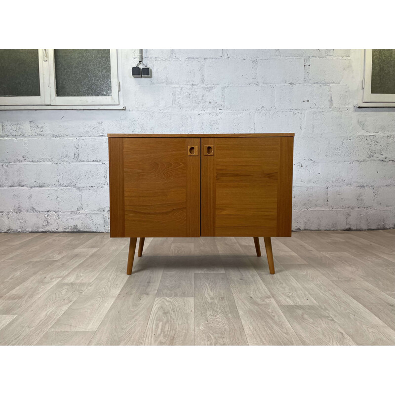 Buffet scandinave vintage en teck avec pieds inclinés, Danemark 1960