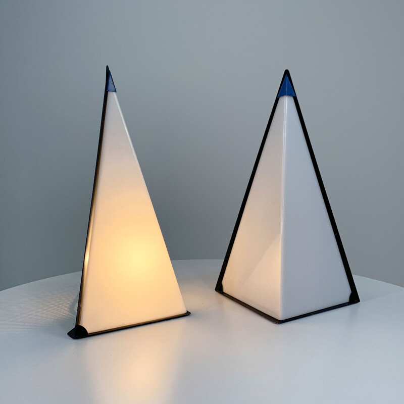 Paire de lampes pyramidales postmodernes vintage de Zonca Italie, 1980
