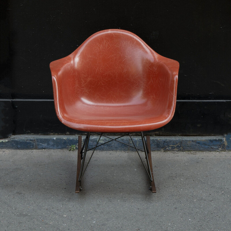Sedia a dondolo vintage in terracotta di Charles e Ray Eames per Herman Miller, 2000
