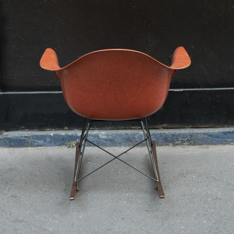 Sedia a dondolo vintage in terracotta di Charles e Ray Eames per Herman Miller, 2000