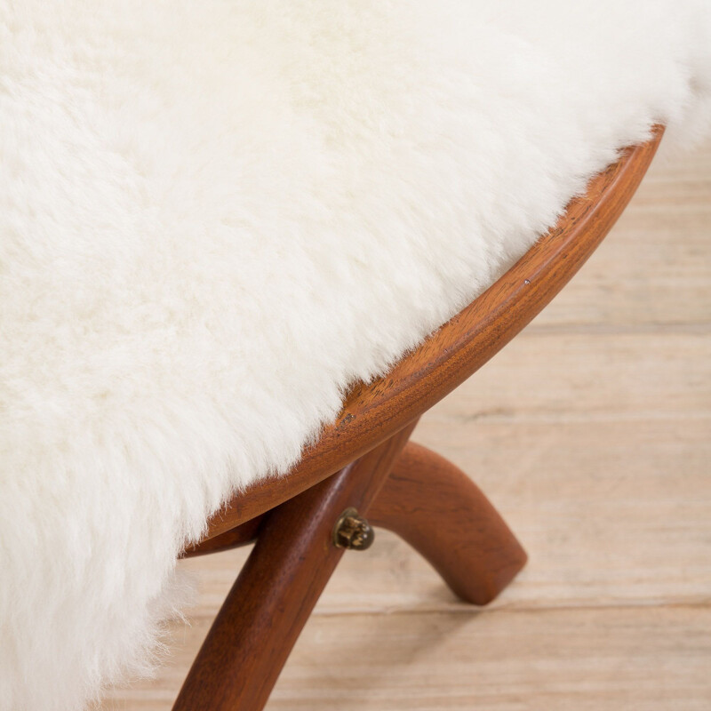 Tabouret vintage danois en teck massif avec peau de mouton mérinos, 1950 