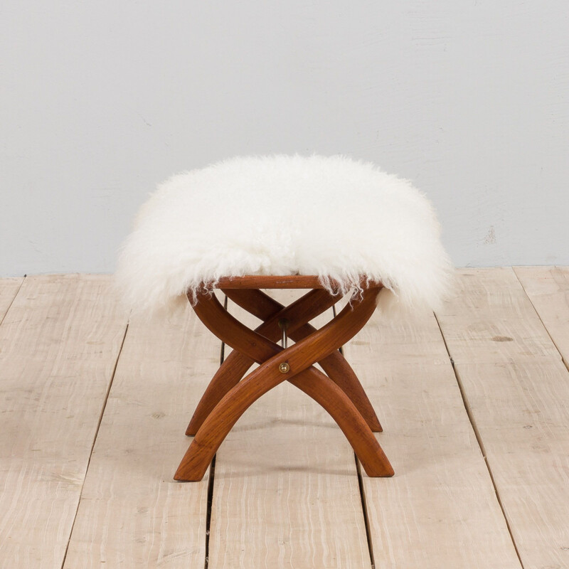 Tabouret en teck massif danois vintage en peau de mouton blanche à poils longs naturels, 1950