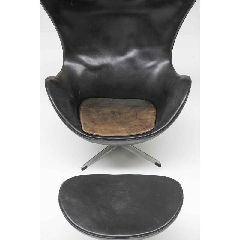 Vintage "Egg" chair and ottoman by Arne Jacobsen for Fritz Hansen, Denmark 1950s