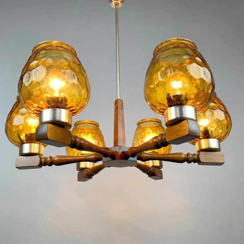 Lampadario vintage in legno e vetro, 1970