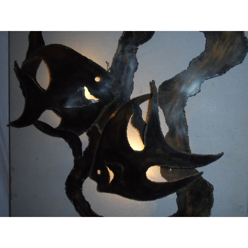 Luz de parede metálica pintada com peixes, 1970