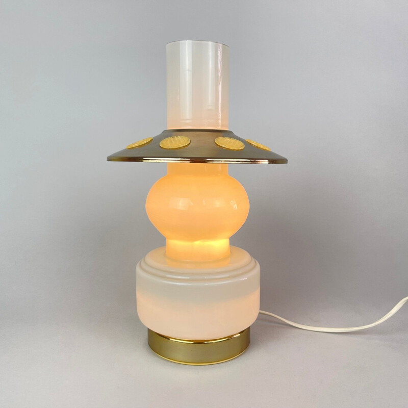 Lámpara de mesa vintage de vidrio opalino y latón, 1960