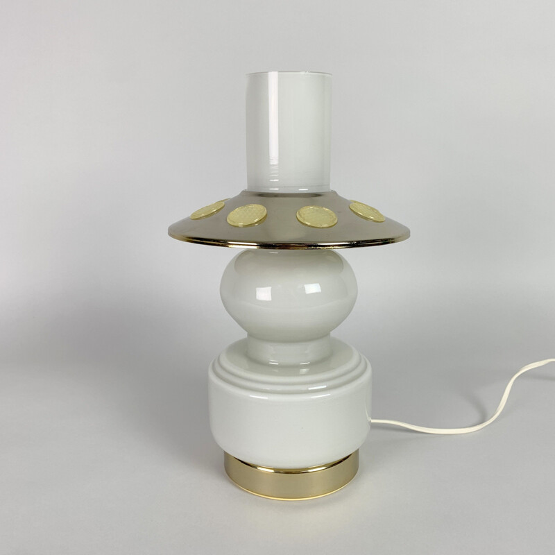 Lámpara de mesa vintage de vidrio opalino y latón, 1960