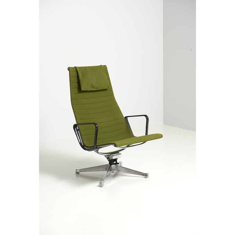 Vintage swivel lounge chair "EA124" by Charles and Ray Emes for Herman Miller, USA 1950s