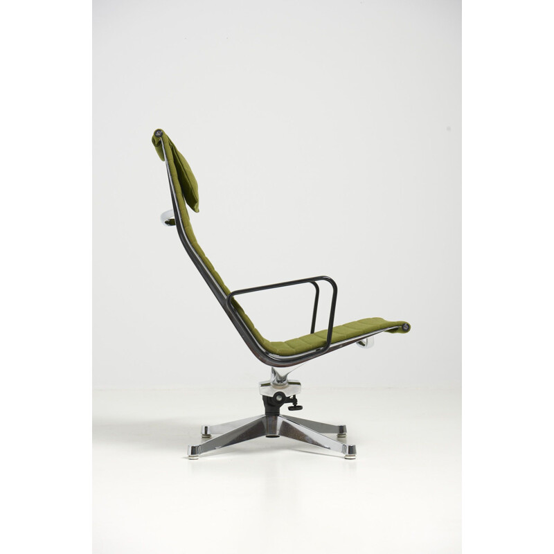 Vintage swivel lounge chair "EA124" by Charles and Ray Emes for Herman Miller, USA 1950s