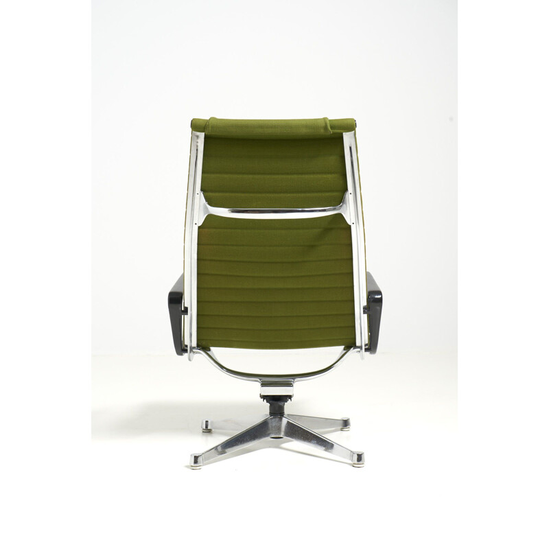 Vintage swivel lounge chair "EA124" by Charles and Ray Emes for Herman Miller, USA 1950s