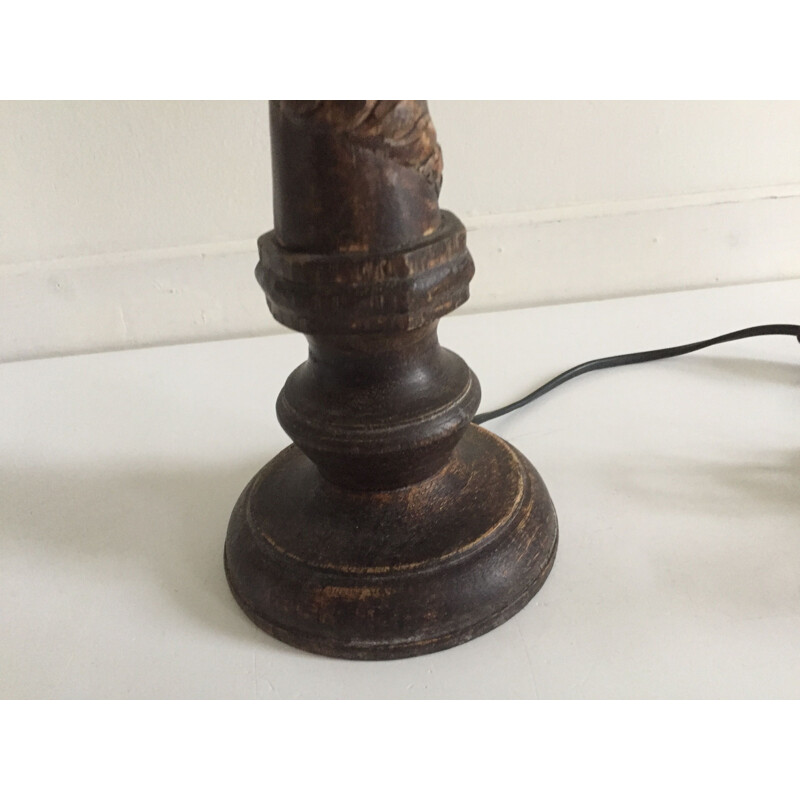 Lampe vintage en bois sculpté et tissu