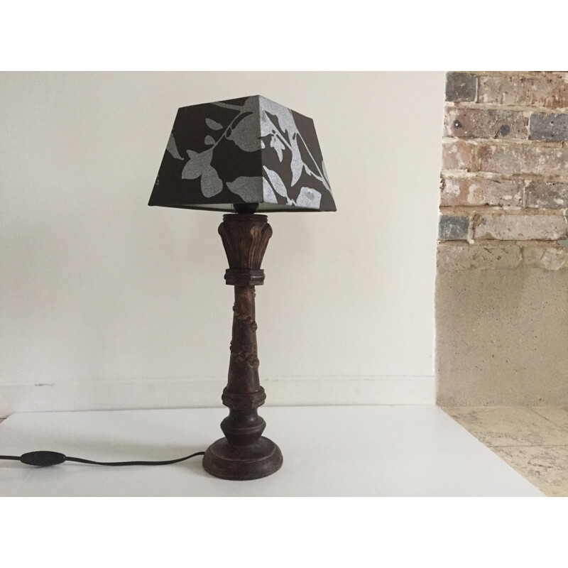 Lampe vintage en bois sculpté et tissu